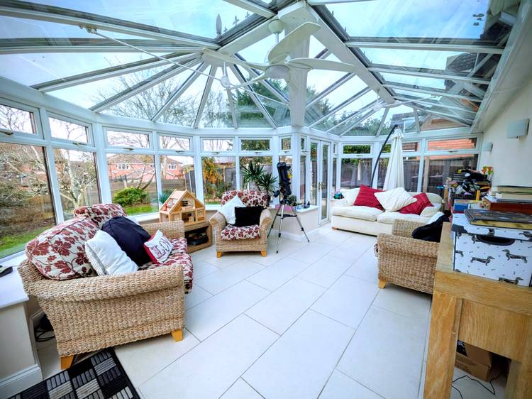 5 bedroom detached house