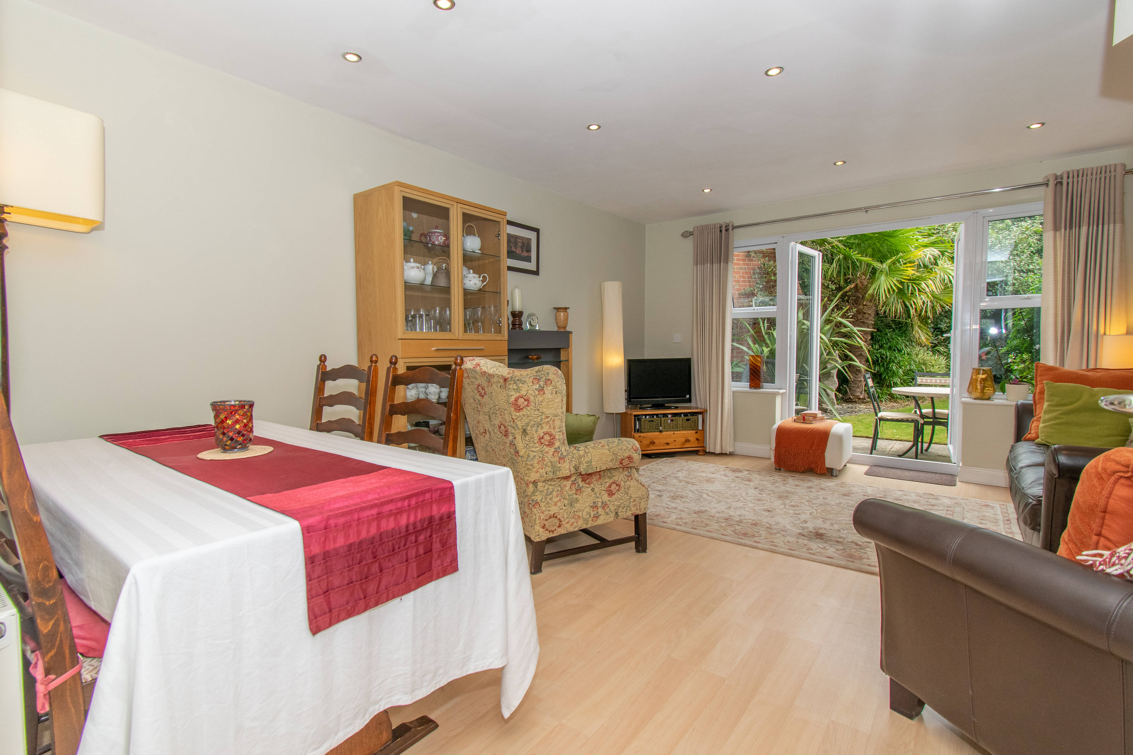 Lounge/Dining Room