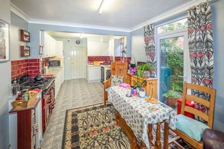 5 bedroom end of terrace house