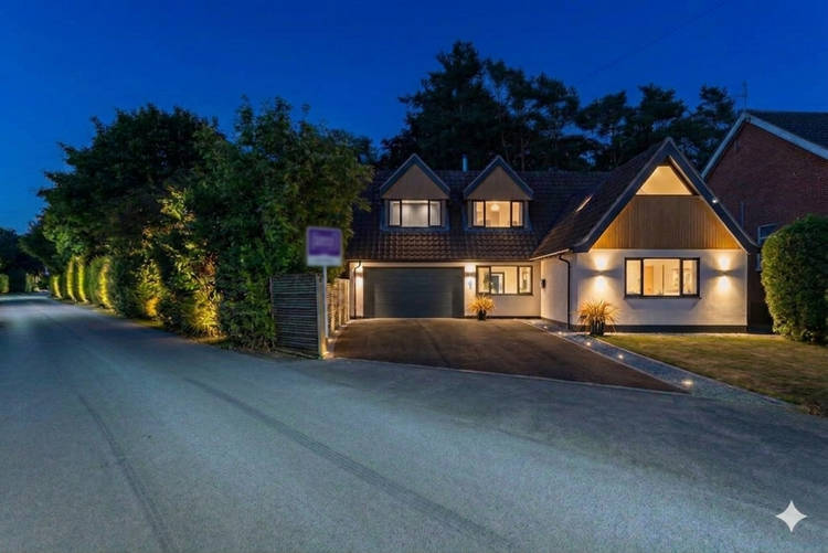5 bedroom detached house