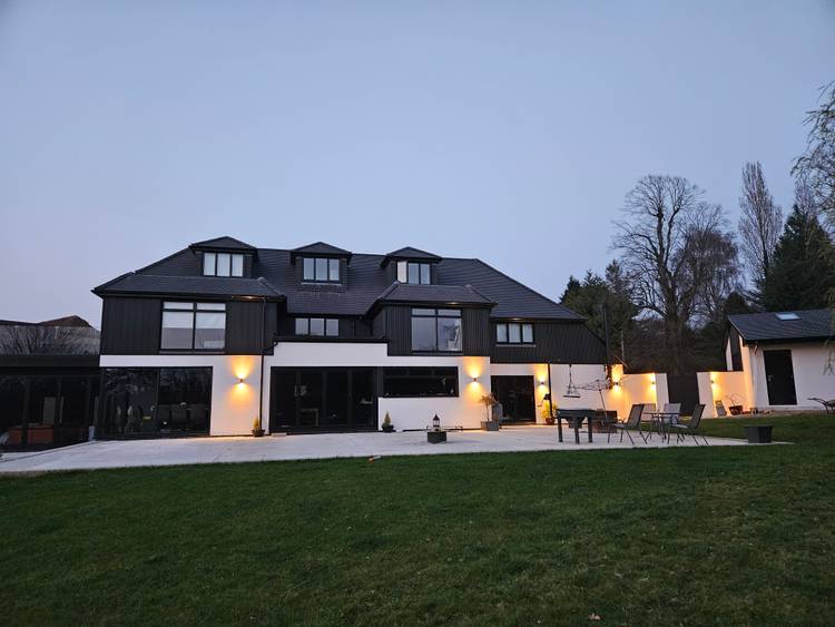 7 bedroom detached house