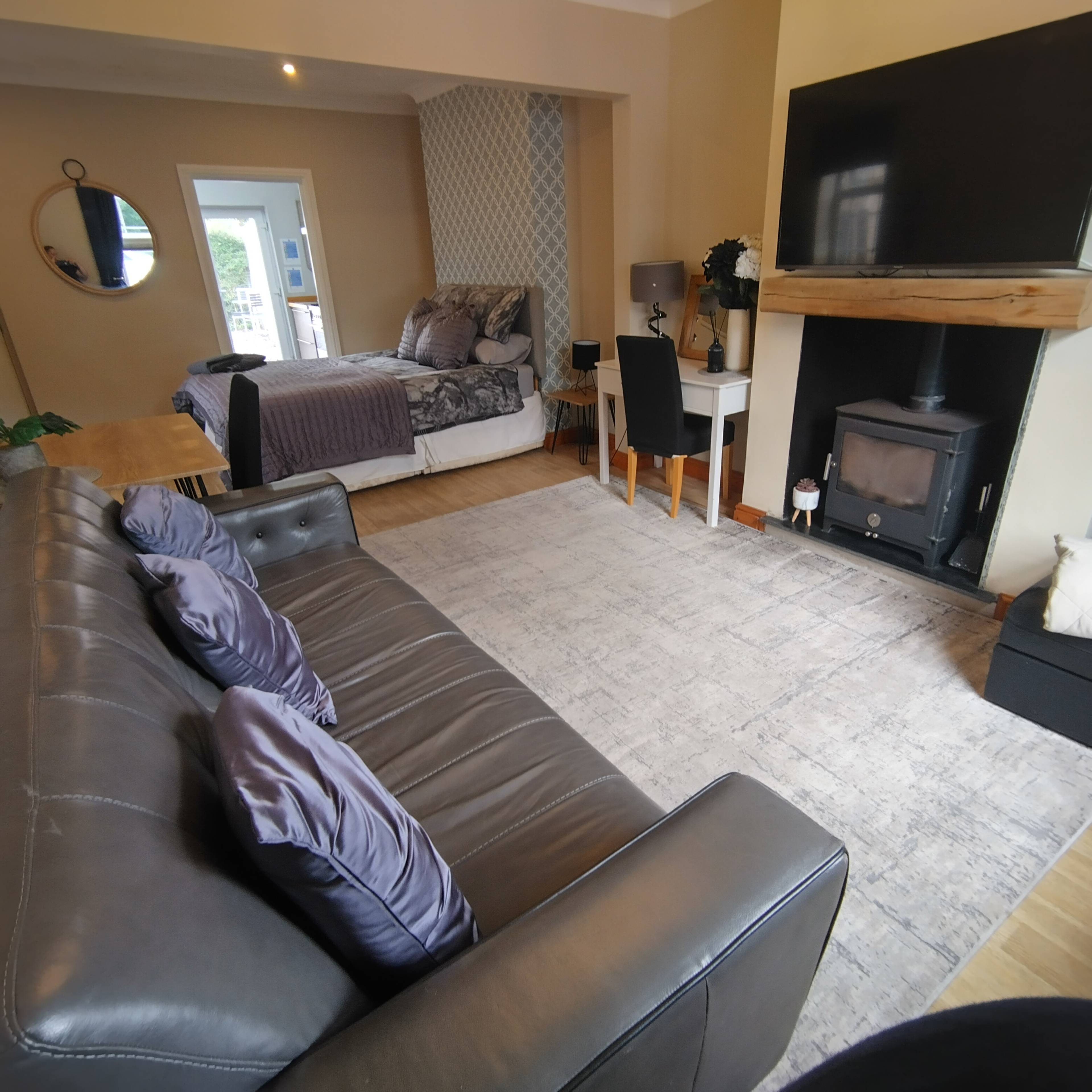Lounge/Dining Room
