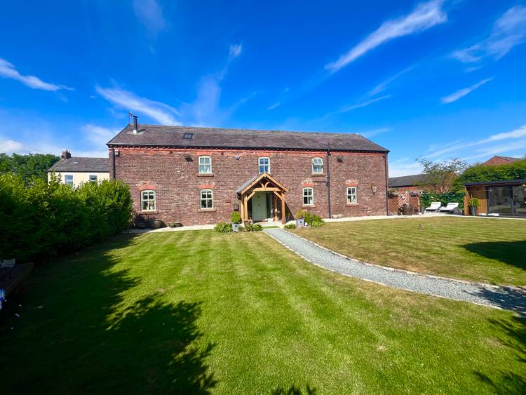 5 bedroom detached house