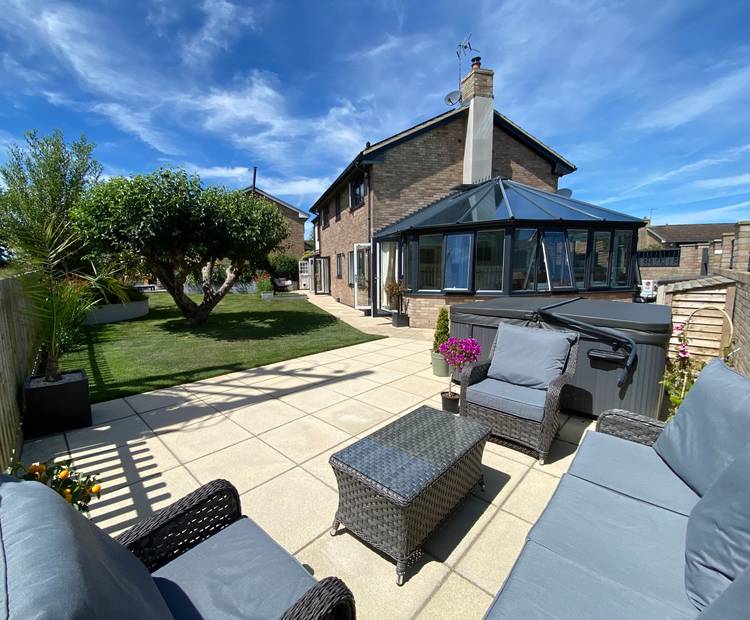 5 bedroom detached house