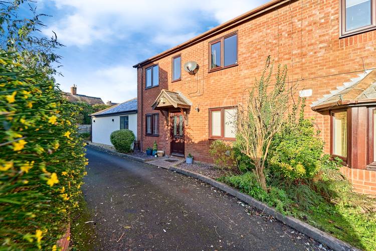 2 bedroom maisonette