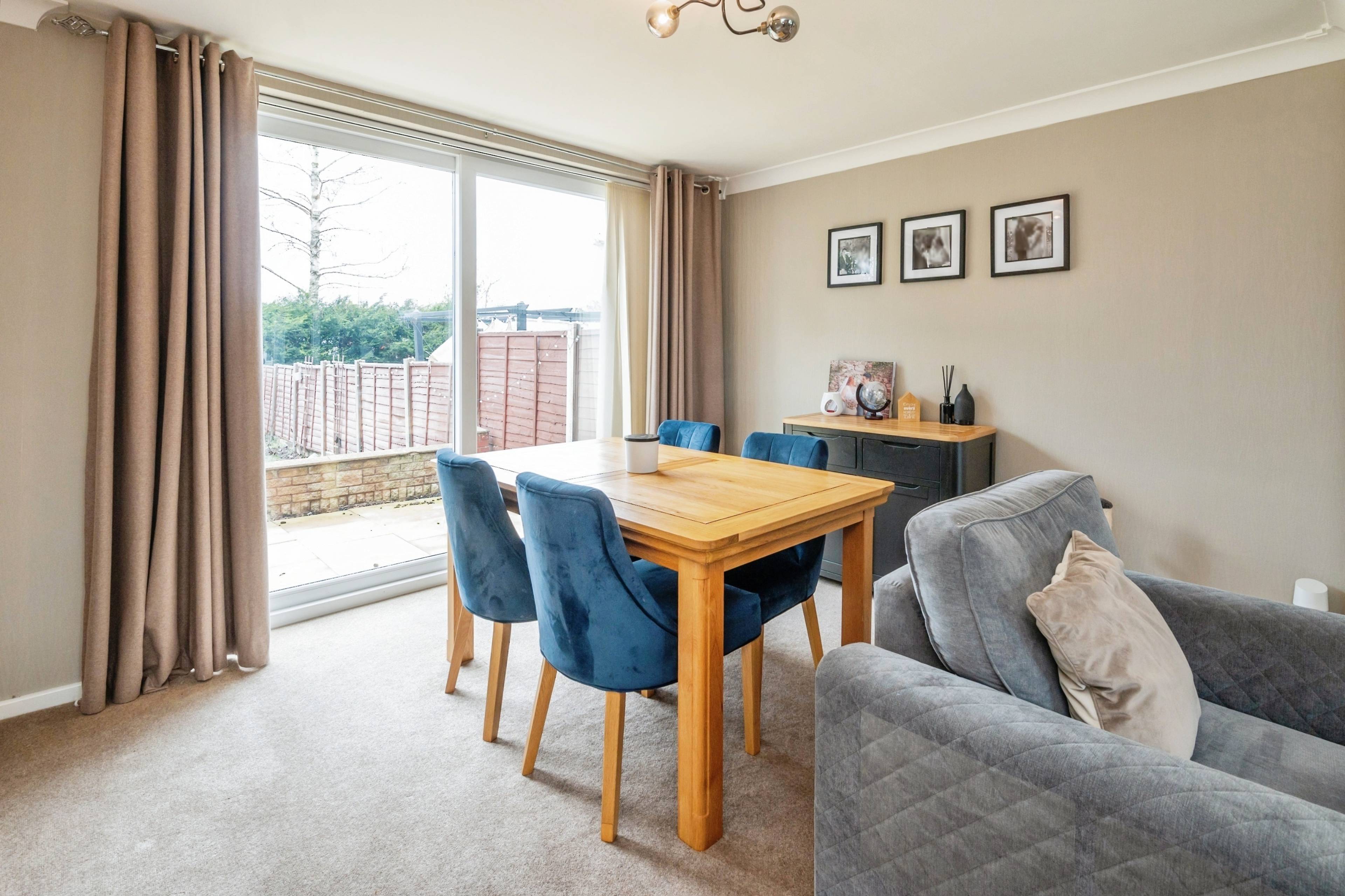 Lounge/Dining Room