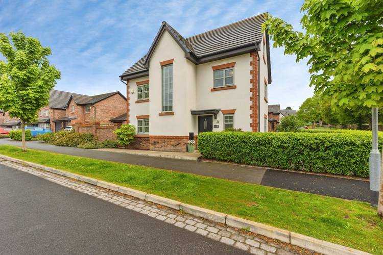 5 bedroom detached house