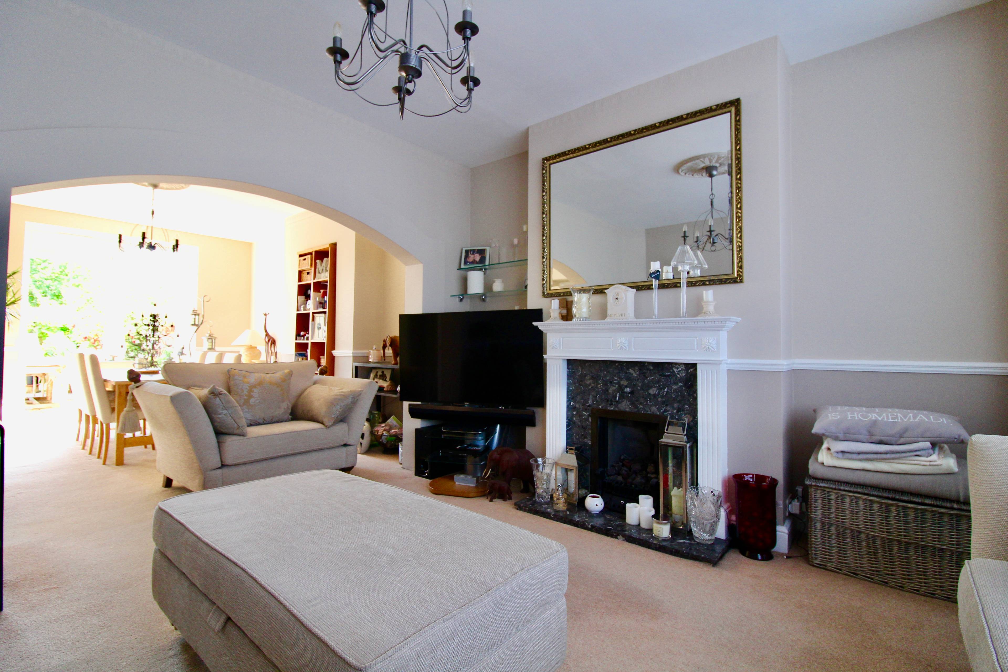 Lounge/Dining Room