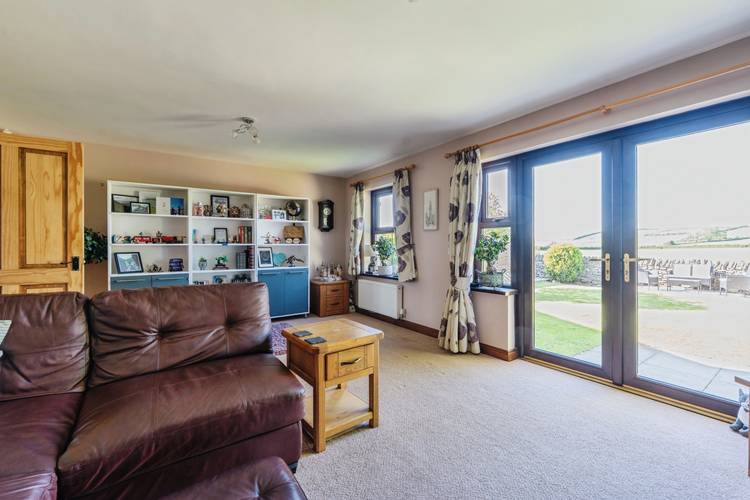 5 bedroom link detached house