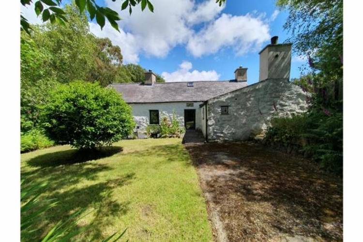 5 bedroom detached house