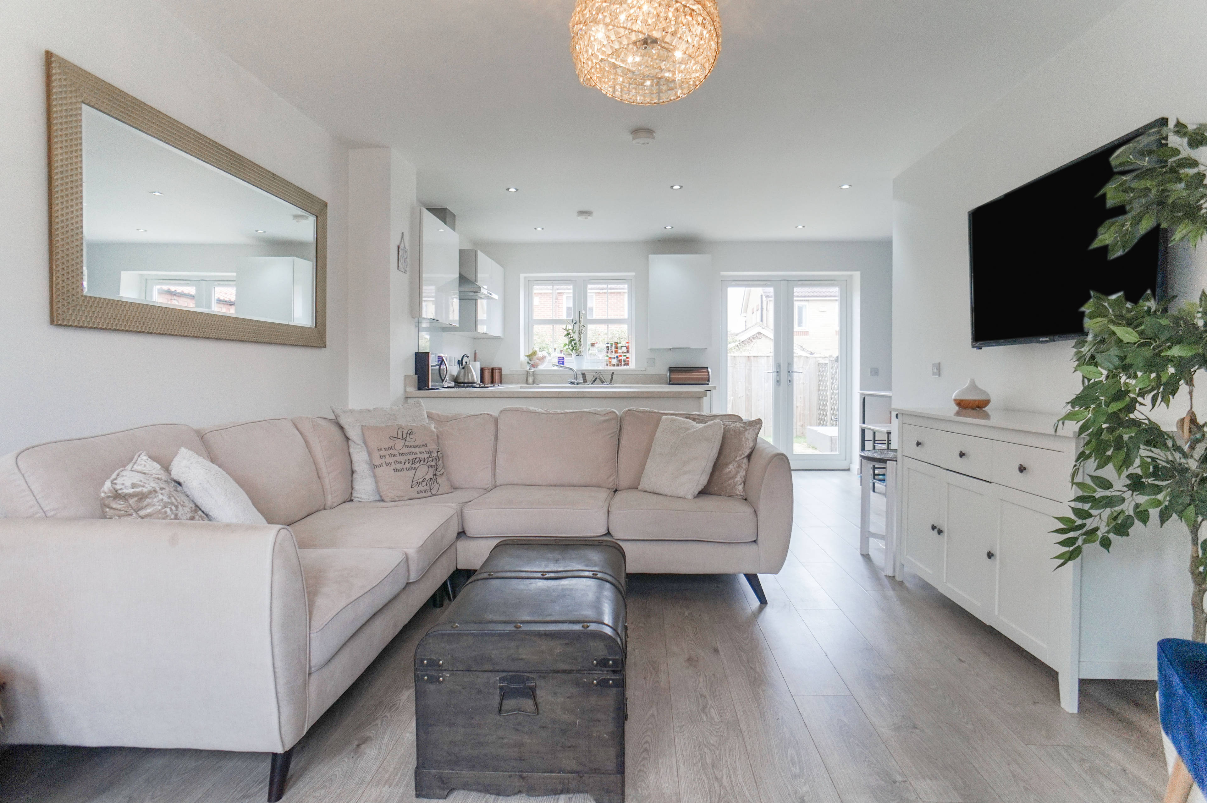 Lounge / Kitchen