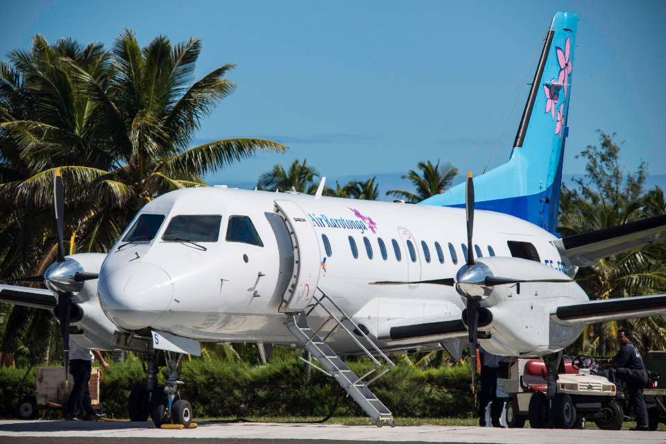 Aitutaki, Saab on tarmac 960x640