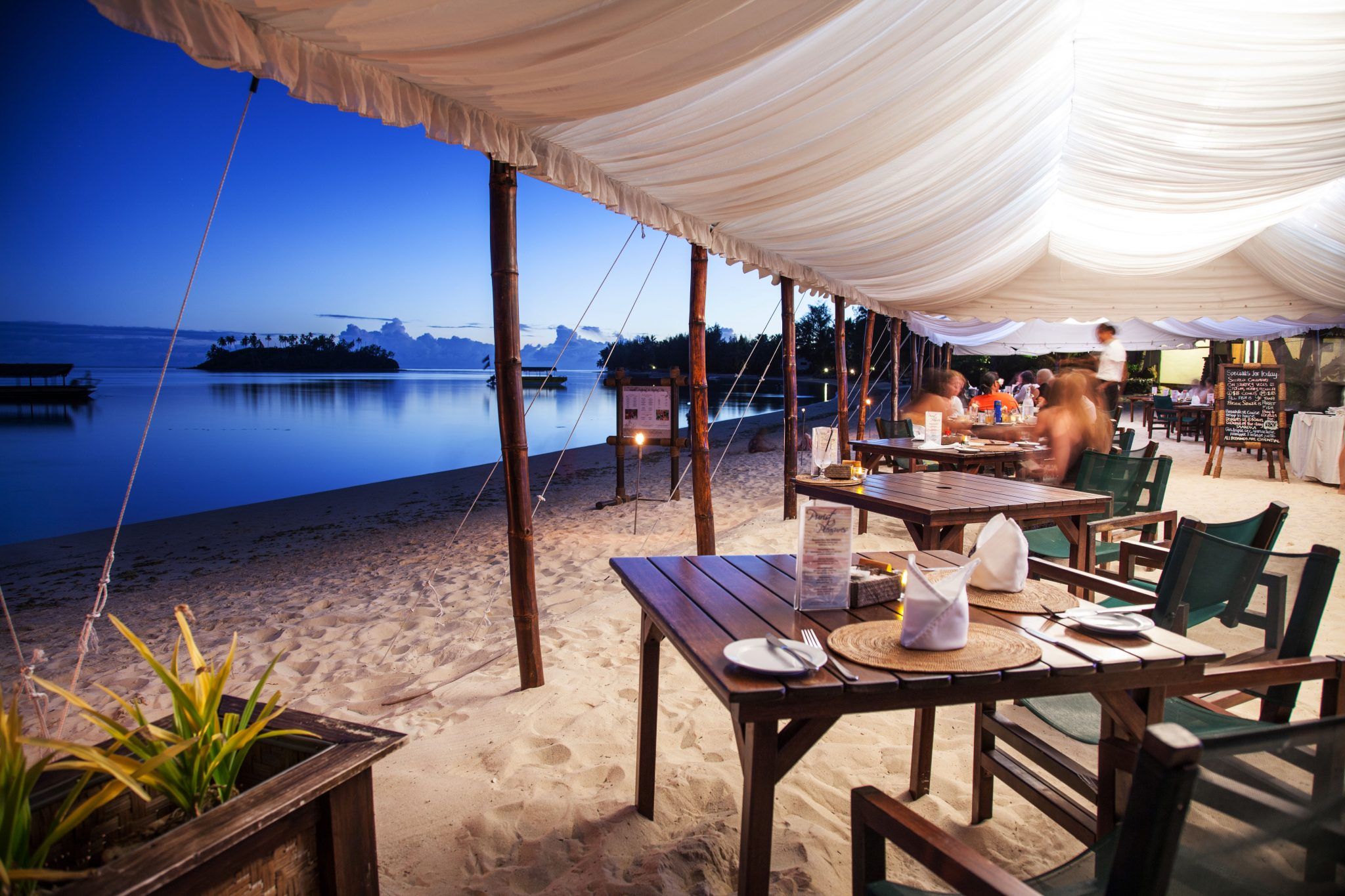 36.-Pacific-Resort-Rarotonga-Beachfront-dining