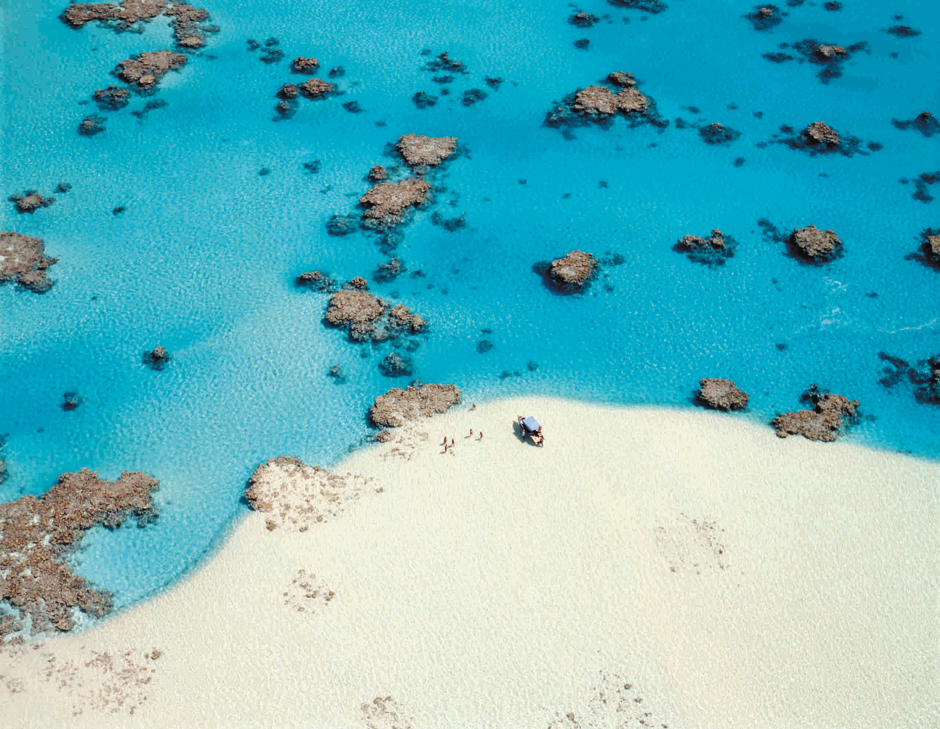 Aituaki lagoon aerial tour boat