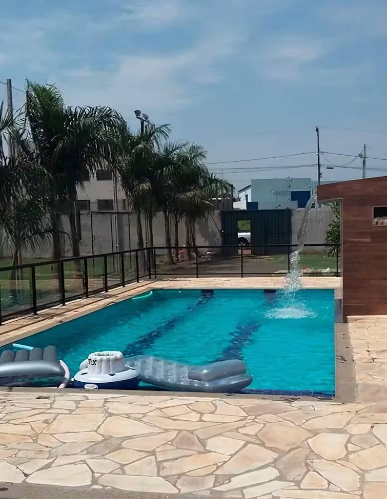 Chácara Britos em Londrina, PR - Capacidade para 150 pessoas - Com churrasqueira_coberta, campo_futebol