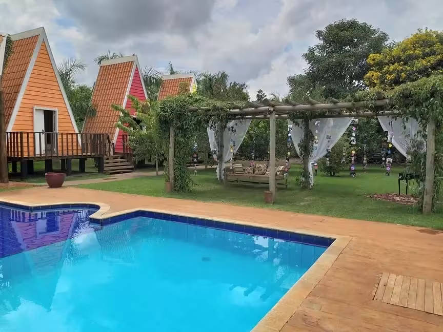 Ranxo 3 Xalés em Londrina, PR - Capacidade para 50 pessoas - Com estacionamento, piscina