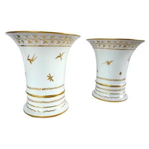 Paire de vases cornet ou cache-pots en porcelaine de Paris dorée à l'or fin, époque Empire