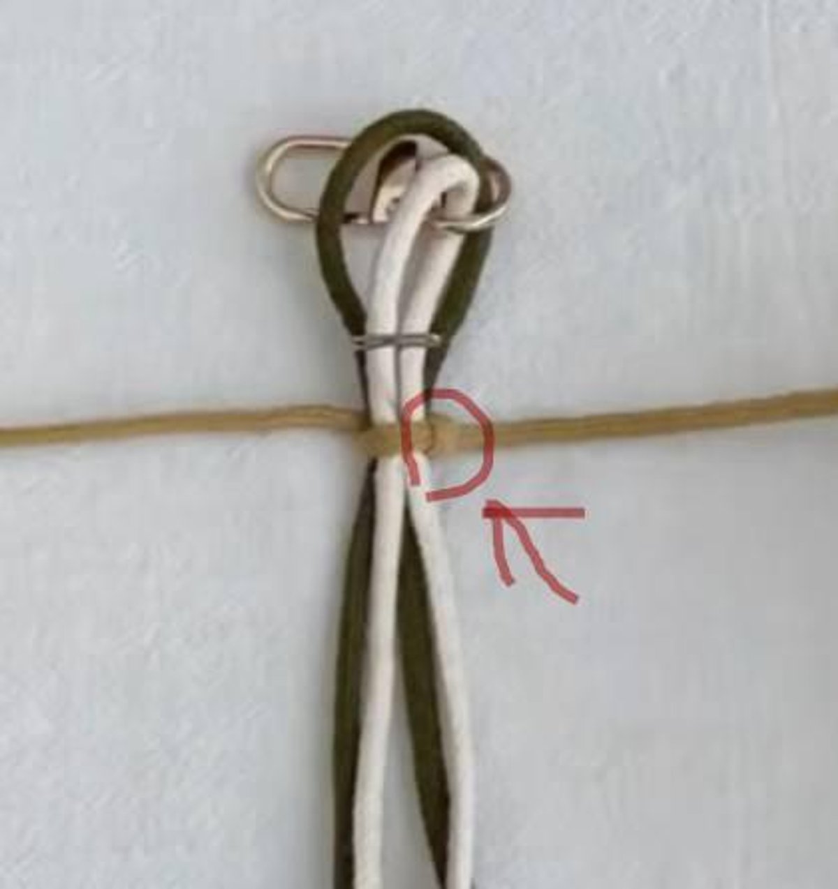 （拉緊，右方的結在紅圈處）