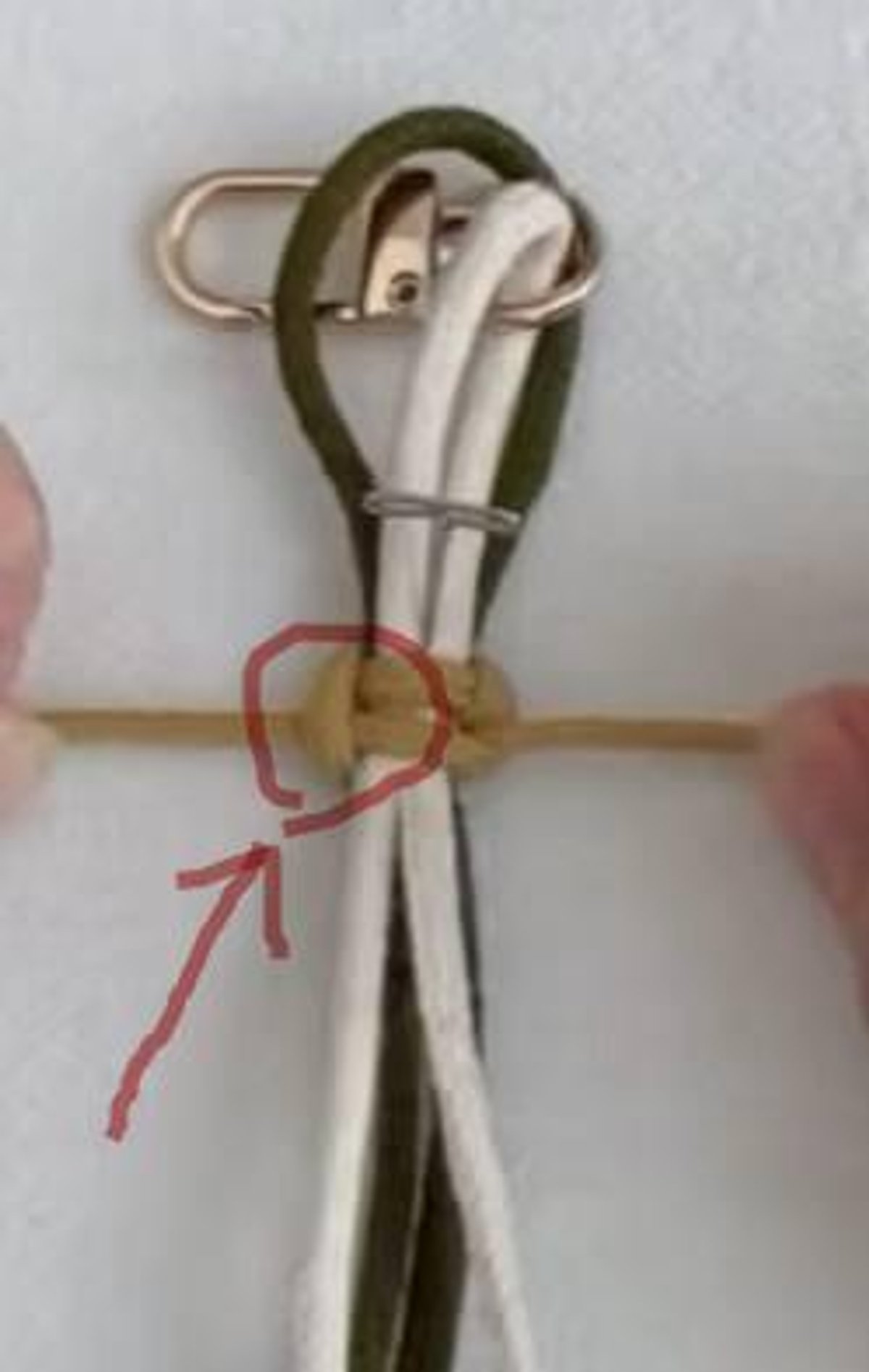 （拉緊，左方有個結）