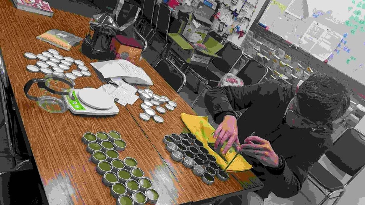 (可以用筷子輔助，較好倒入盒子)