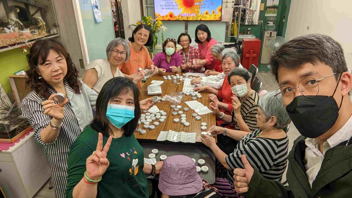 (一群好兄姊幫忙在盒上貼貼紙)