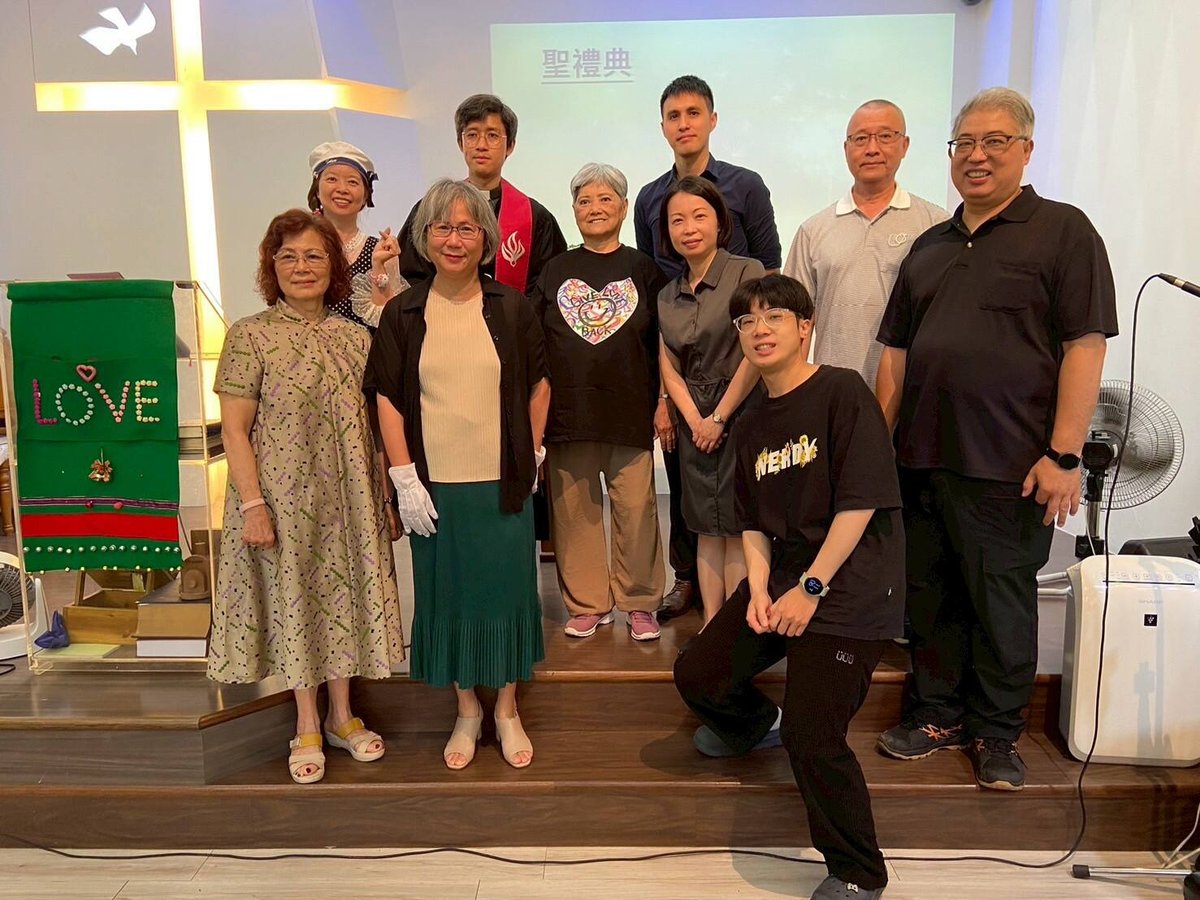 (賈奶奶與長執合照)