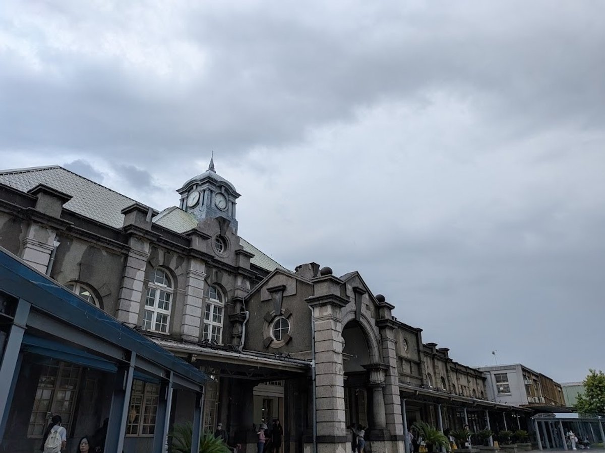 (車站頂著烏雲)