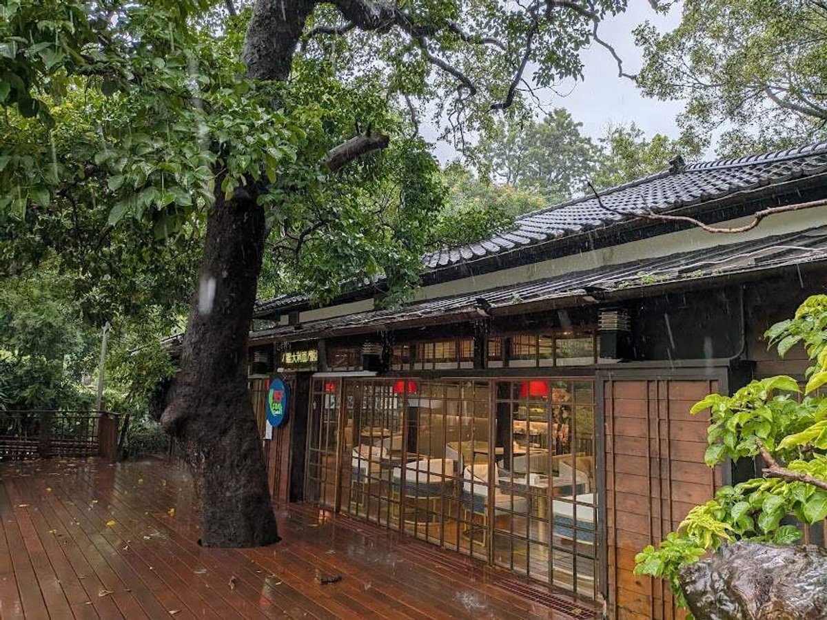 (麗池旁的店家露台)