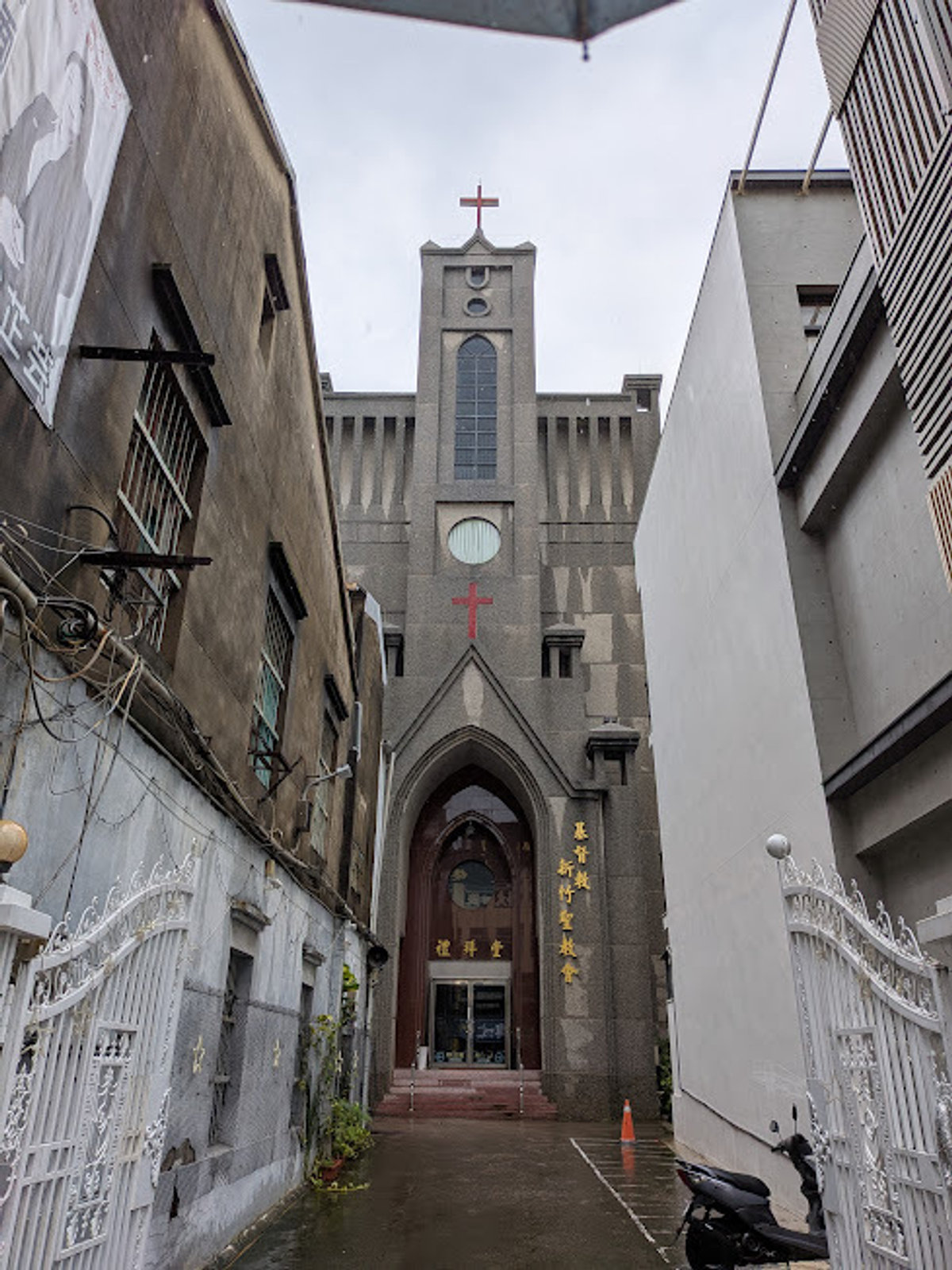 (巷子內的教會)