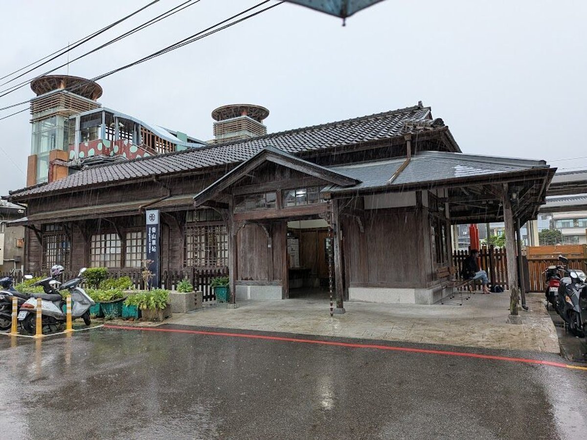 (台灣僅存檜木建成的車站)