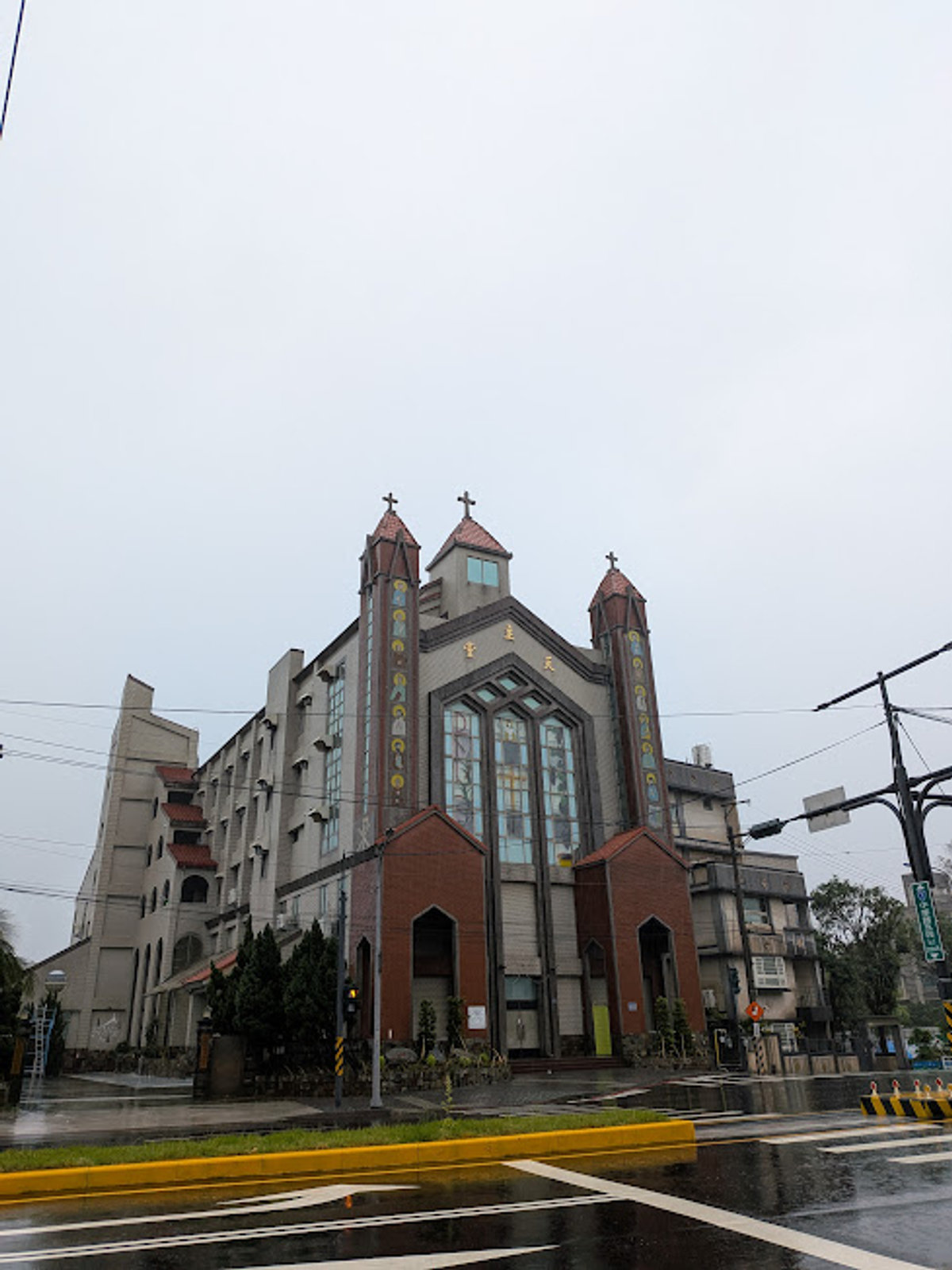 (車站前的天主堂)