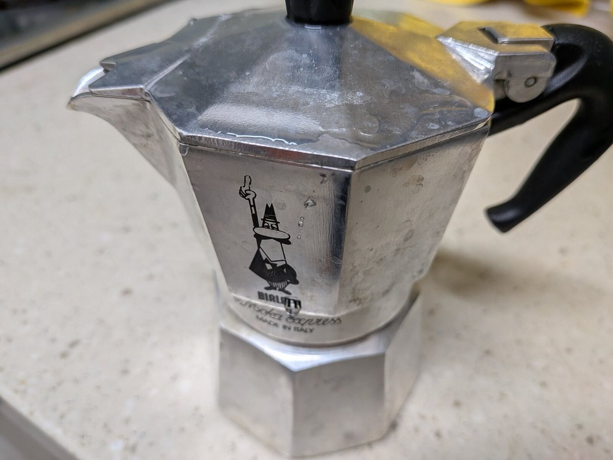 （Bialetti 的摩卡咖啡壺，可自由填滿喜歡的咖啡粉，不限定廠牌）