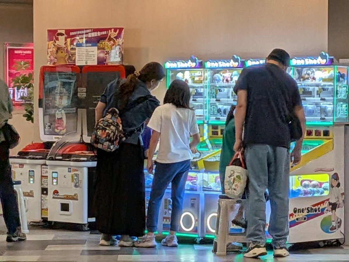 (這家人看一看就離開了，可能有人也覺得不對勁)
