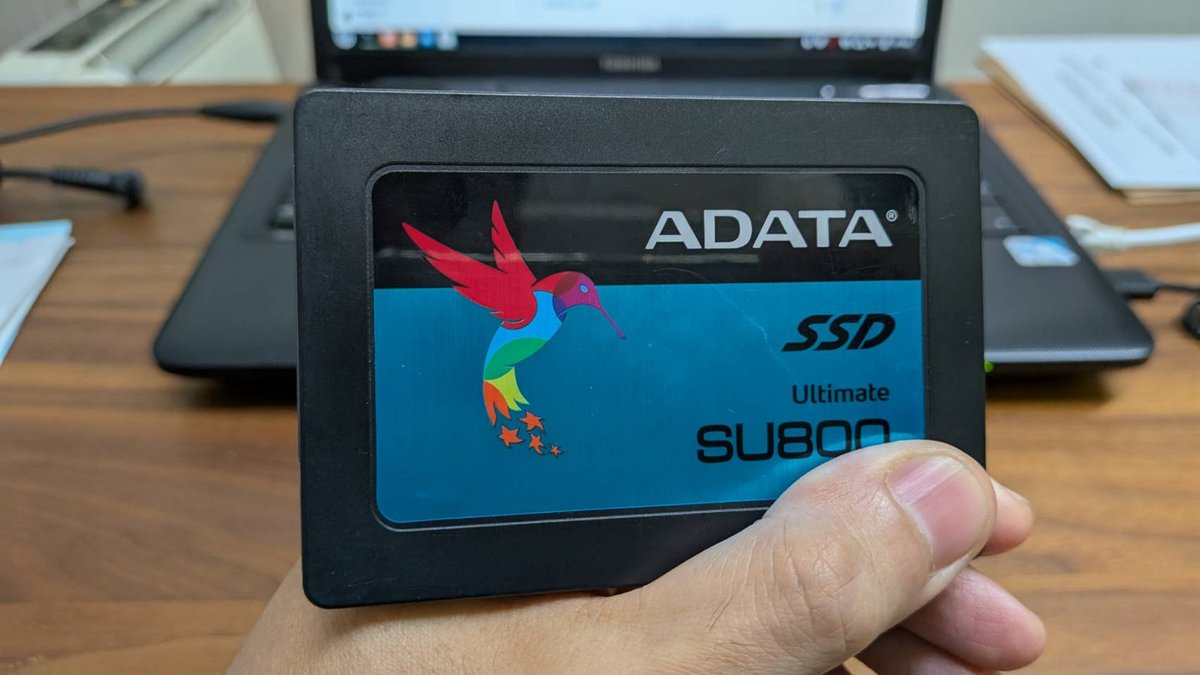 (上上幾代的固態硬碟2.5吋SSD堅固耐用，外有硬殼且方便好攜帶。傳輸速度不比現在的硬碟，不過傳資料也夠用了。記得挑內建DRAM的，速度會比較穩)