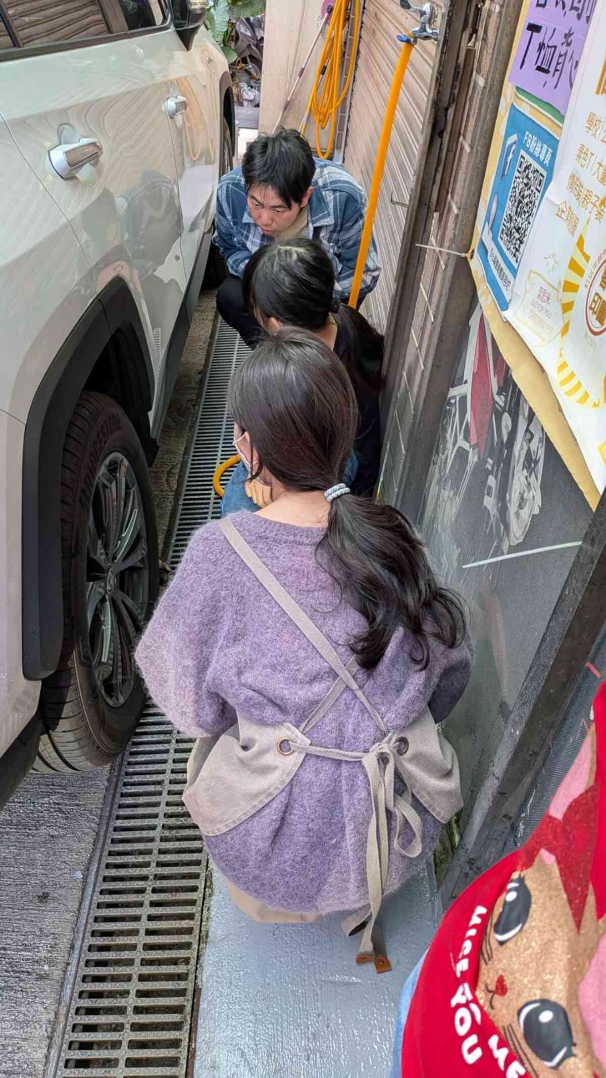 （教會對面貓餐廳的老闆救出貓咪/圍圍裙背對鏡頭的人）