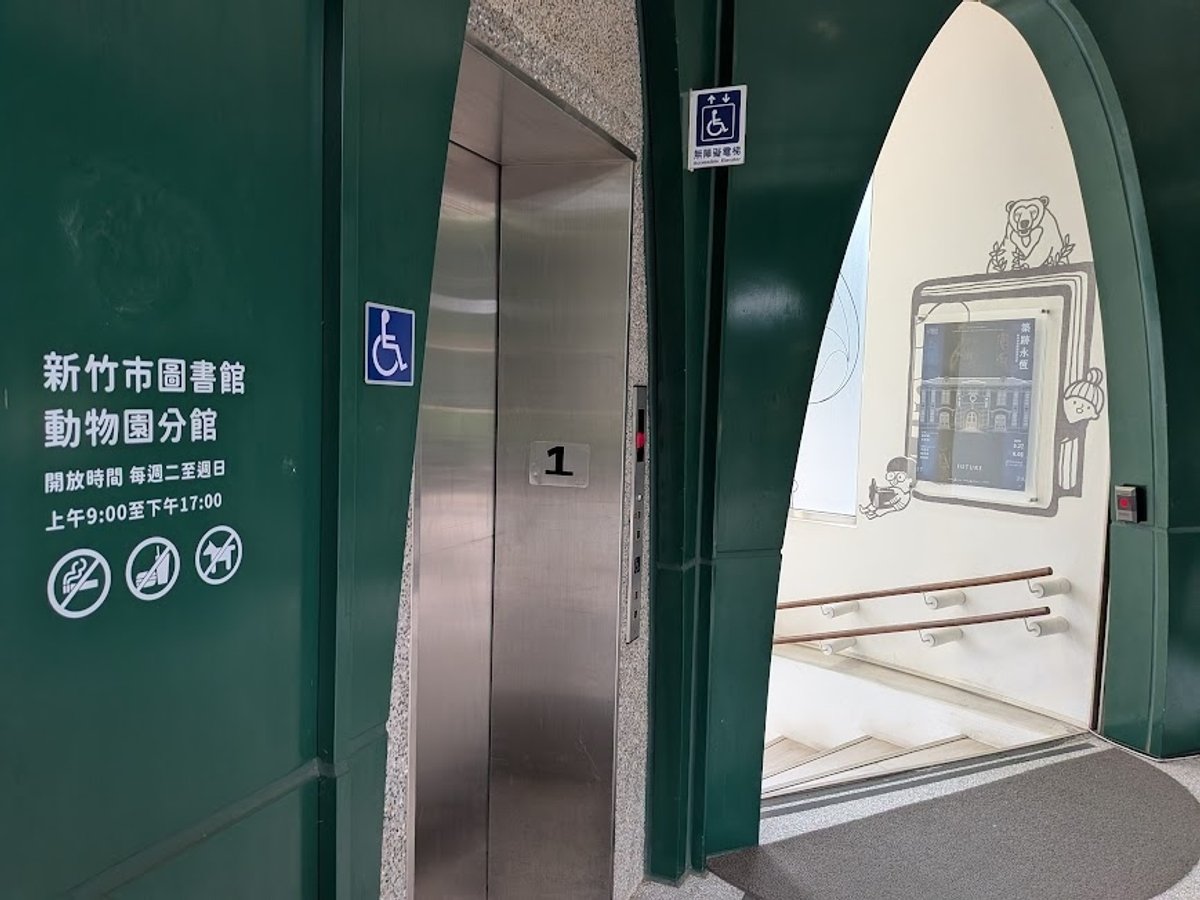 (圖書館的電梯、往下走的樓梯)