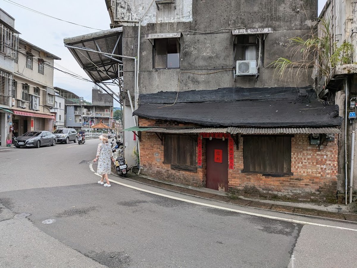 (紅磚屋為信利打鐵舖)