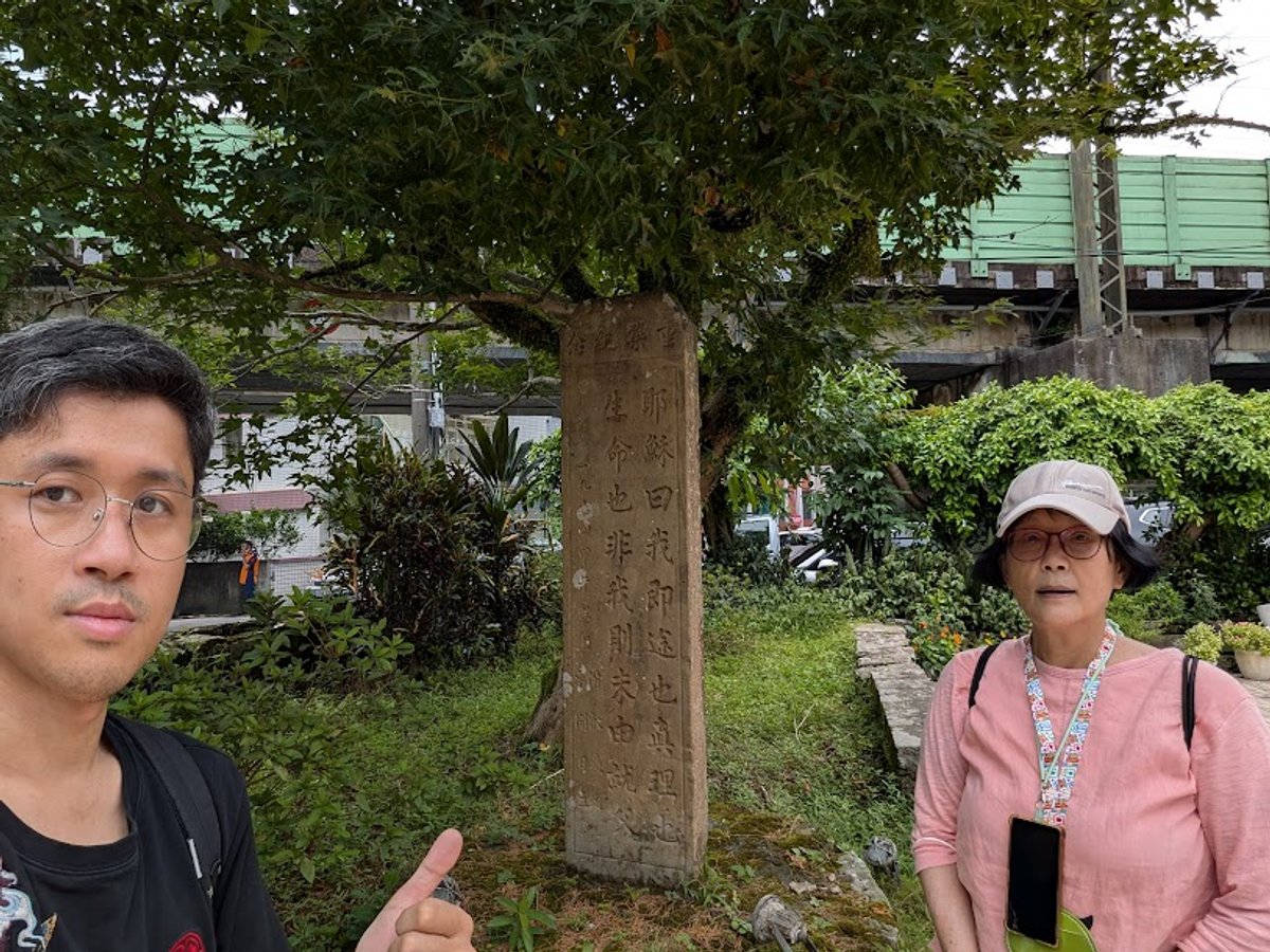 (讓姊妹感動的重築紀念碑。上面寫著聖經《約翰福音14章6節》)