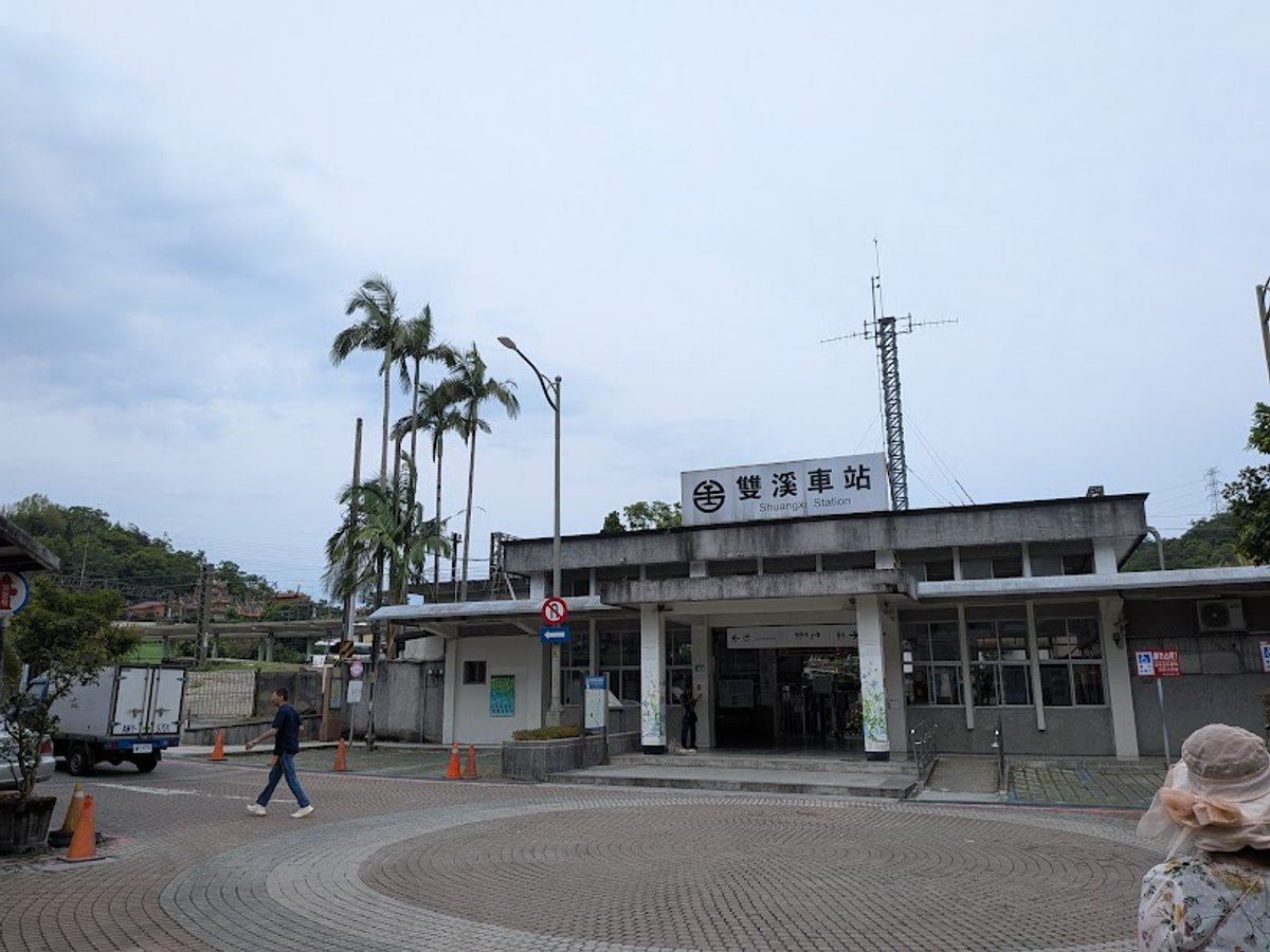 (雙溪火車站。平日遊客不多)