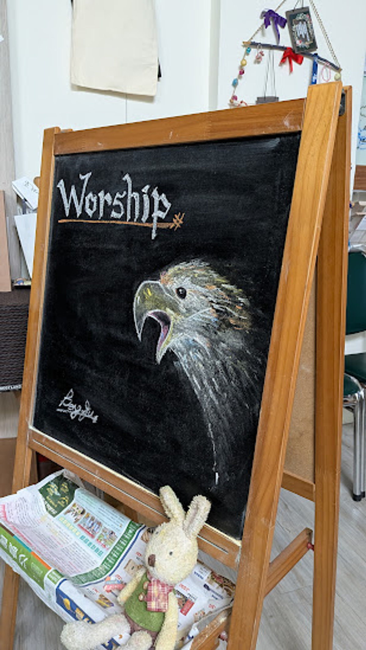 （側面的老鷹與字體）