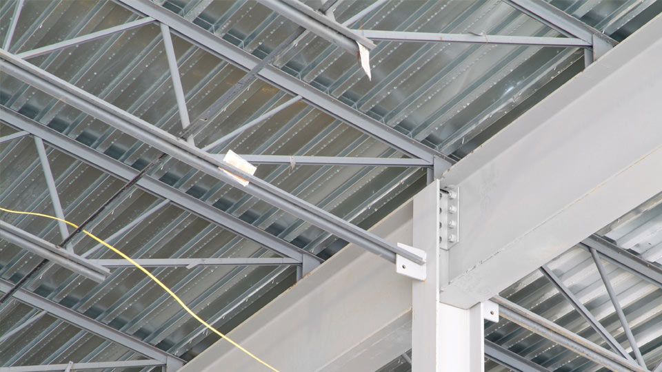 Steel joist intersecting steel girder with standard roof deck