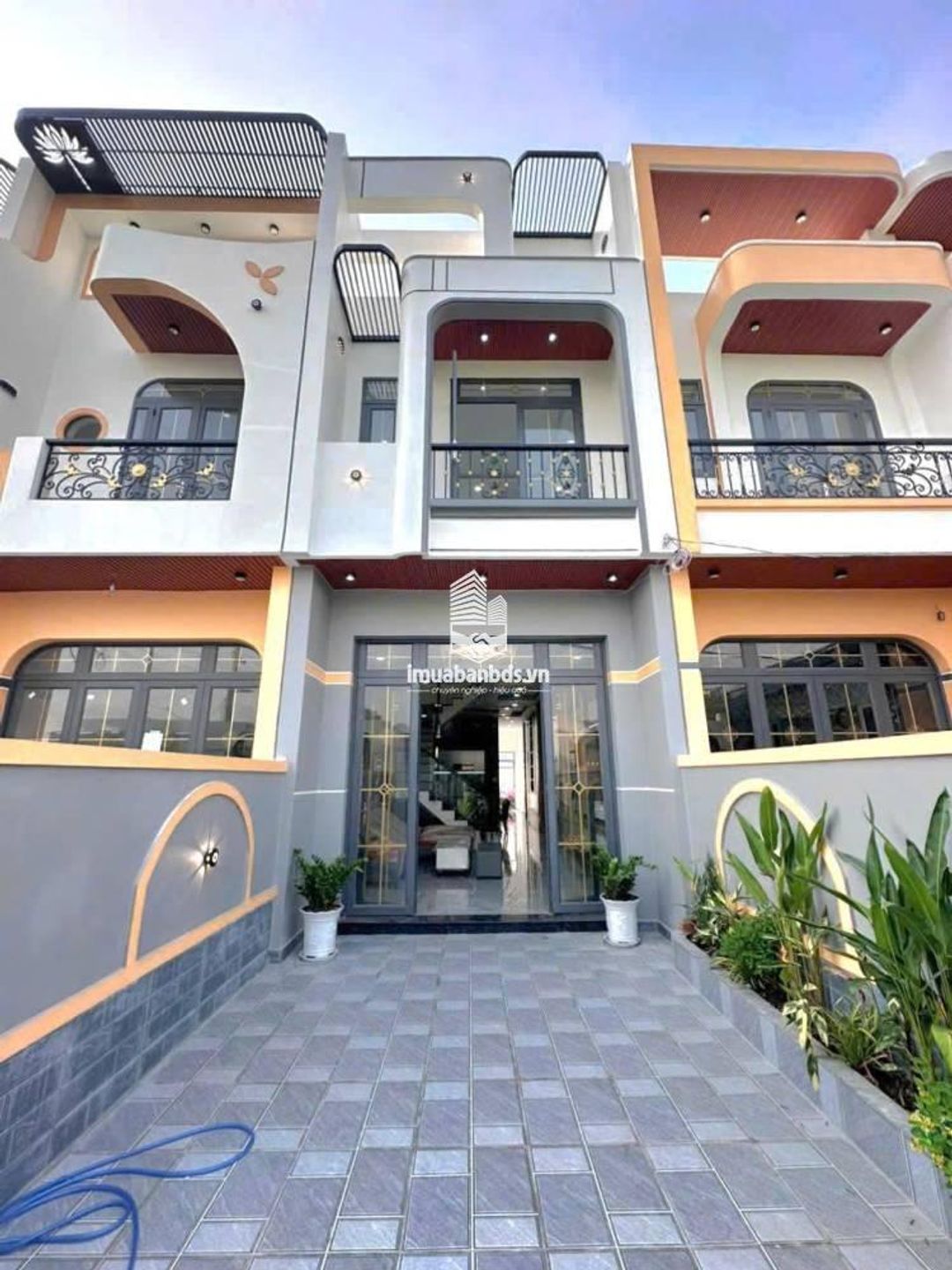 Nhà xây mới 2 tầng gần UBND xã Bến Lức , DT 100m2, nhận nhà ngay - ảnh 1