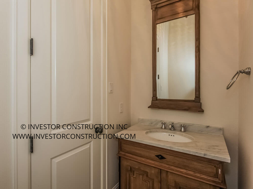 4575 Elsby Ave, Dallas, Briarwood, powder bath 1. View full photo gallery at: https://goo.gl/61JJdi