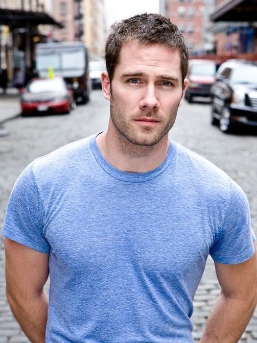 Luke MacFarlane Photo #1