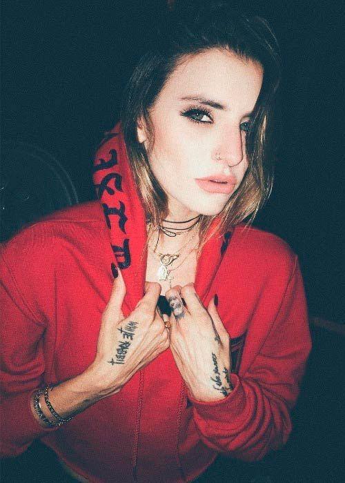 Juliet Simms Photo #1