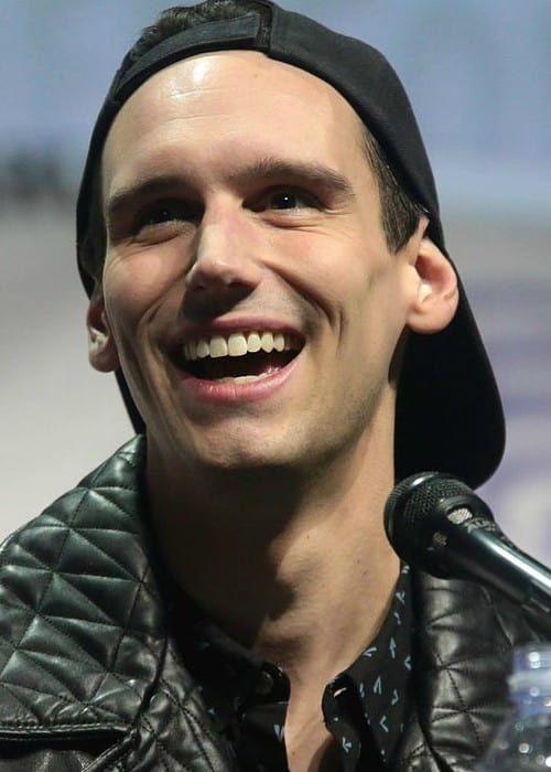 Cory Michael Smith Photo #1