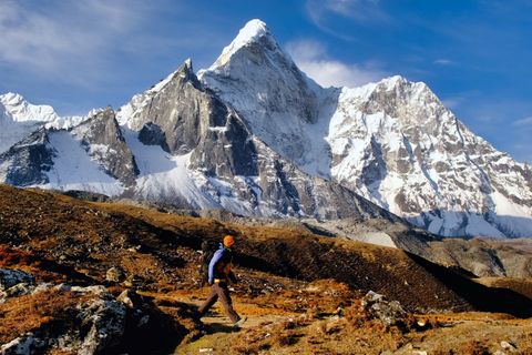 hiker ama dablam in chukhung