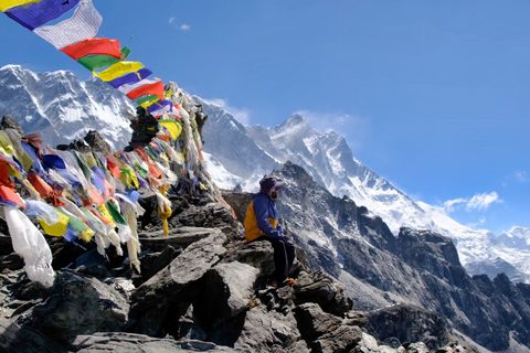 hiker sitting on kongma pass