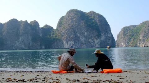 eating lunch in lan ha bay