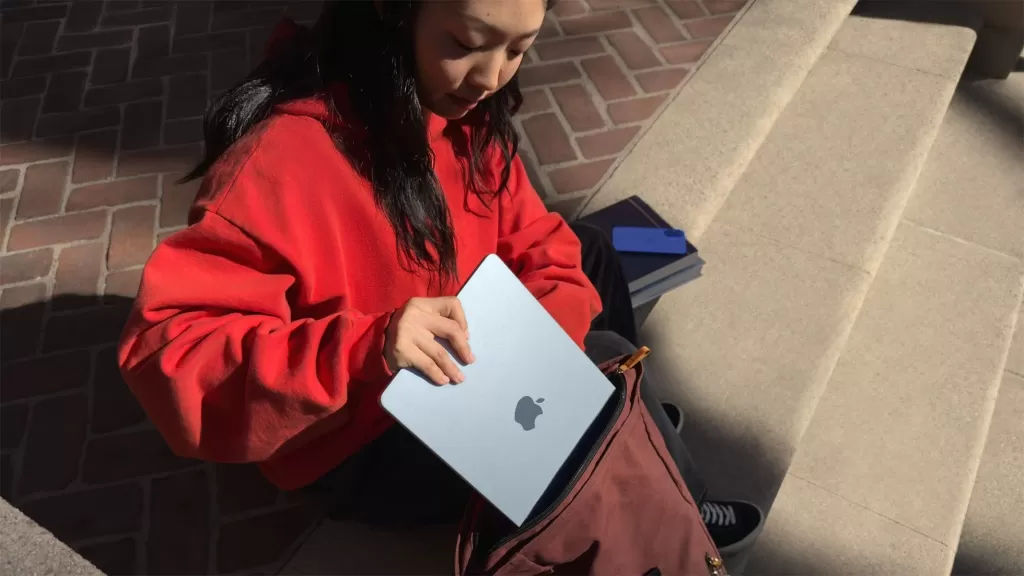 Apple-MacBook-Air-lifestyle-on-the-go-250305_big.jpg.large_2x.jpg